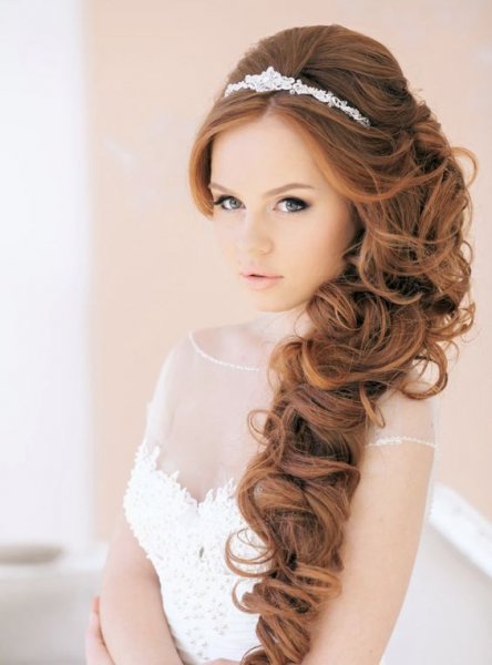 Весільні зачіски з діадемою: з чубком і без, на волосся різної довжини