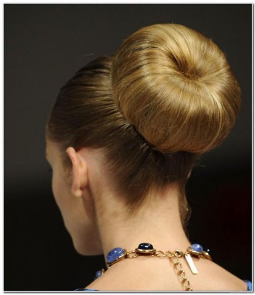 Зачіски з бубликом: елегантність знову в моді 