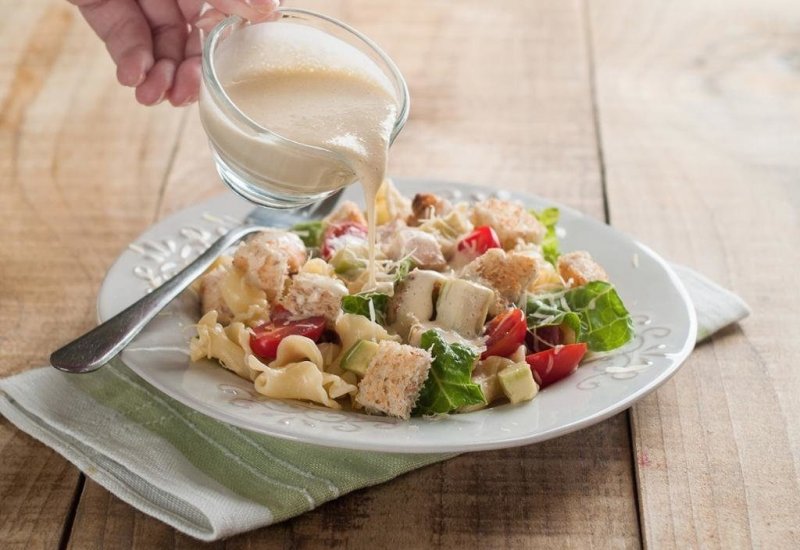 Як приготувати заправку для салату «Цезар»: 1 класичний і 4 креативних соусу