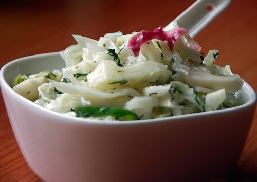 Рецепти приготування простих і смачних салатів з маринованою цибулею