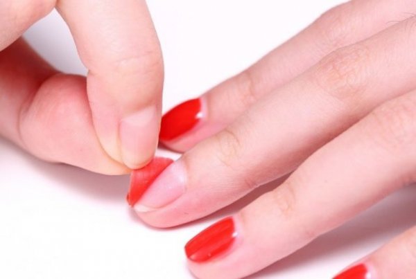 6 причин, чому лак може відшаровуватися від нігтів
