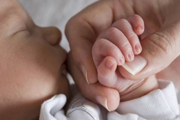 Як правильно стригти нігті новонародженому: найпростіший спосіб