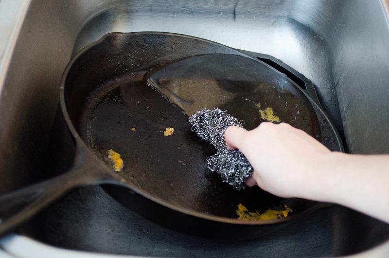 Як очистити чавунну сковороду від багаторічного нагару: 9 перевірених способів