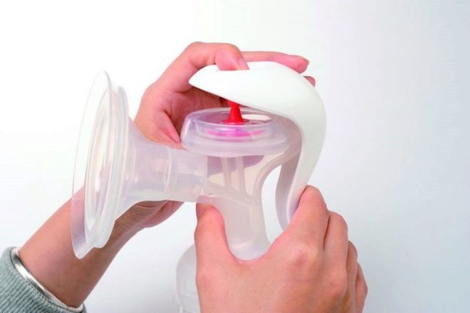 Як правильно користуватися ручним молоковідсмоктувач (і чому він краще електронного)
