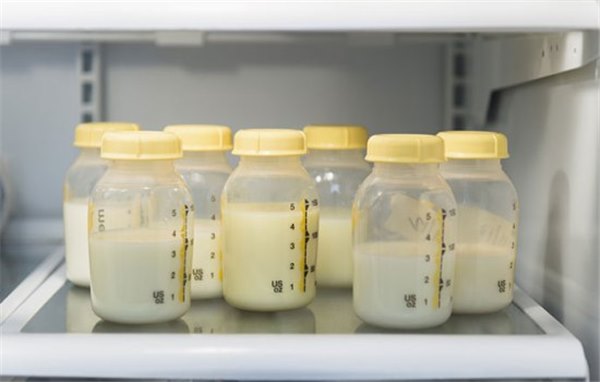 Зберігання грудного молока після зціджування: температура, умови, рекомендації