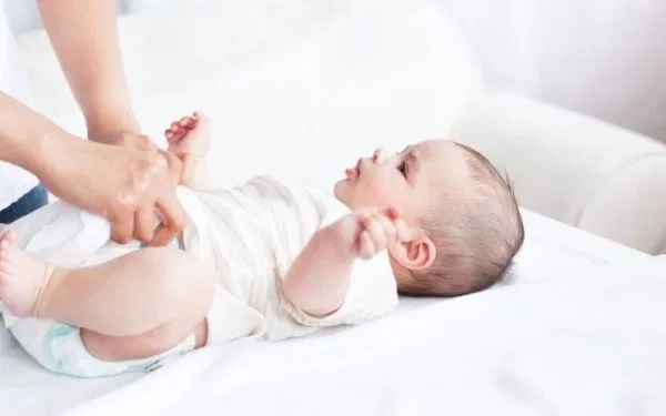 Як правильно одягати підгузник немовляті: інструкція для початківців мам (і тат)