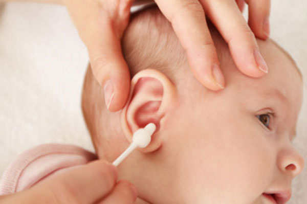 Як чистити вуха дитині легко і безпечно (що можна і не можна робити)
