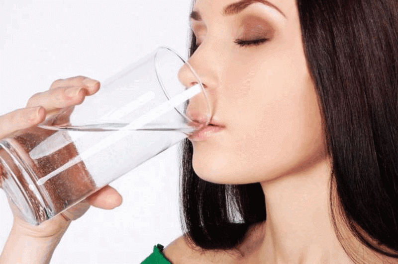 9 несподіваних ознак того, що ти п'єш надто багато води (і чому це шкідливо)