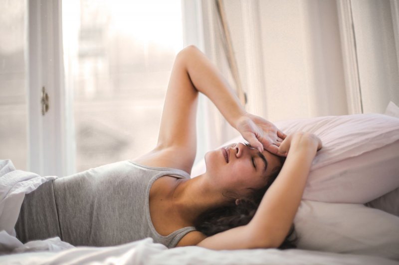 Не тільки спека: 13 причин, через які ти часто потієш уві сні